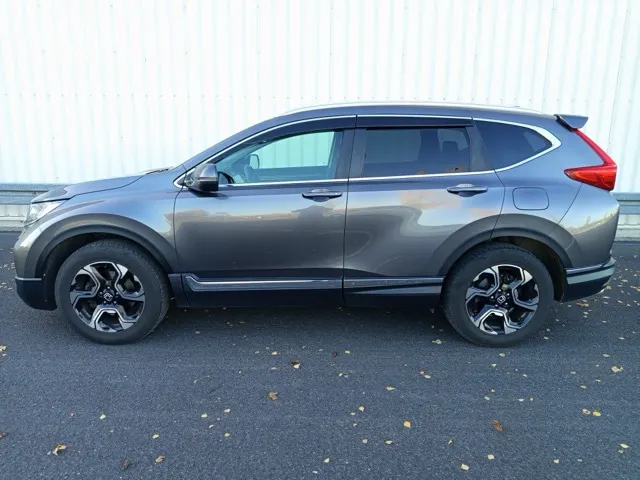 Szara Honda CR-V, widok z boku