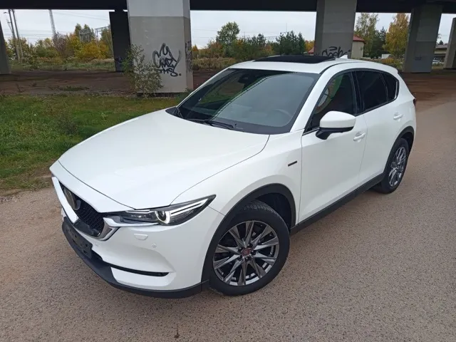 Biała Mazda CX-5, widok z przodu i z boku