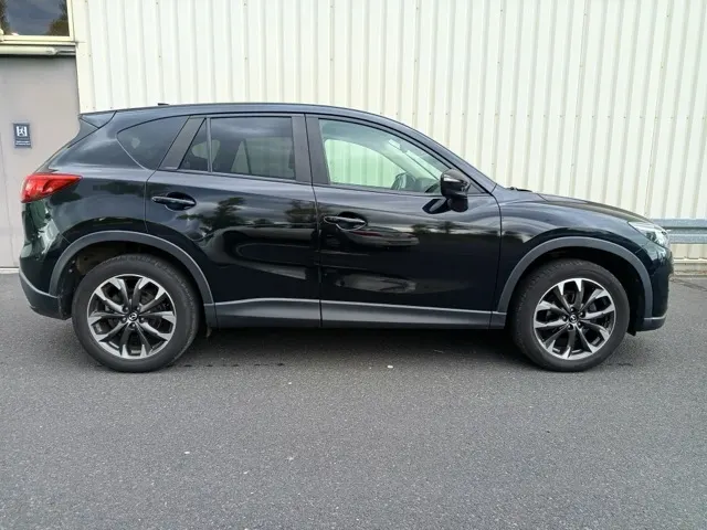 Czarna Mazda CX-5, widok z boku