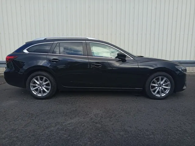 Czarna Mazda 6 kombi, widok z boku