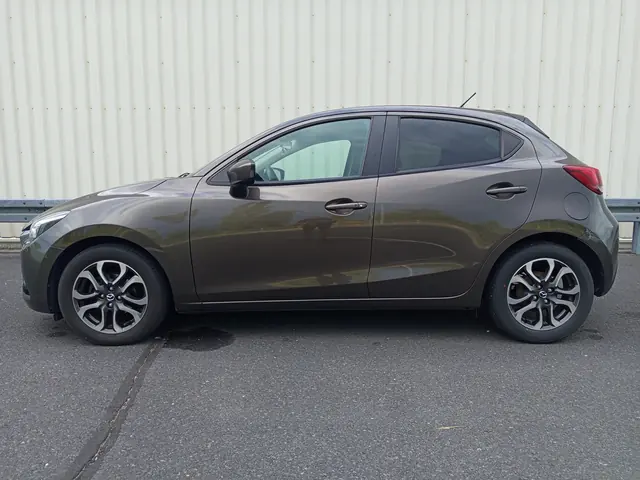 Brązowa Mazda 2, sprzedany, widok z boku