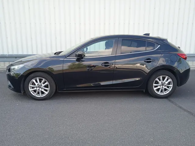 Czarna Mazda 3 hatchback, sprzedany, widok z boku
