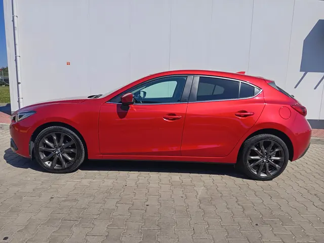 Czerwona Mazda 3 hatchback, sprzedany, widok z boku