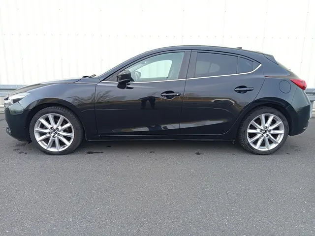 Czarna Mazda 3 hatchback, sprzedany, widok z boku