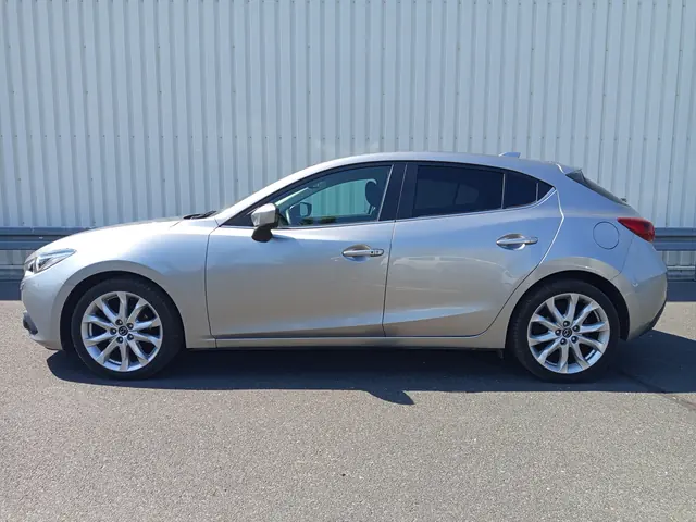 Srebrna Mazda 3 hatchback, sprzedany, widok z boku