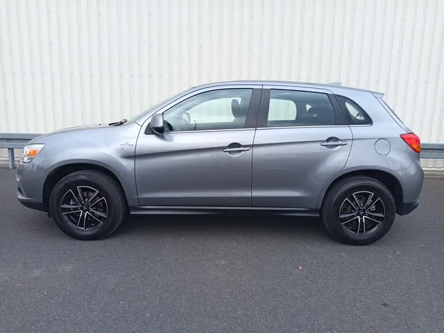 Szare Mitsubishi ASX, sprzedany, widok z boku