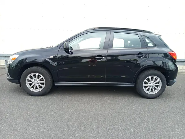 Czarne Mitsubishi ASX, sprzedany, widok z boku
