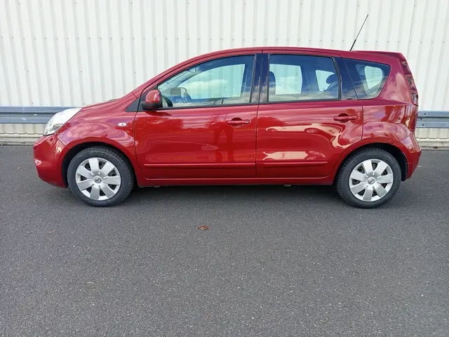 Czerwony Nissan Note, sprzedany, widok z boku
