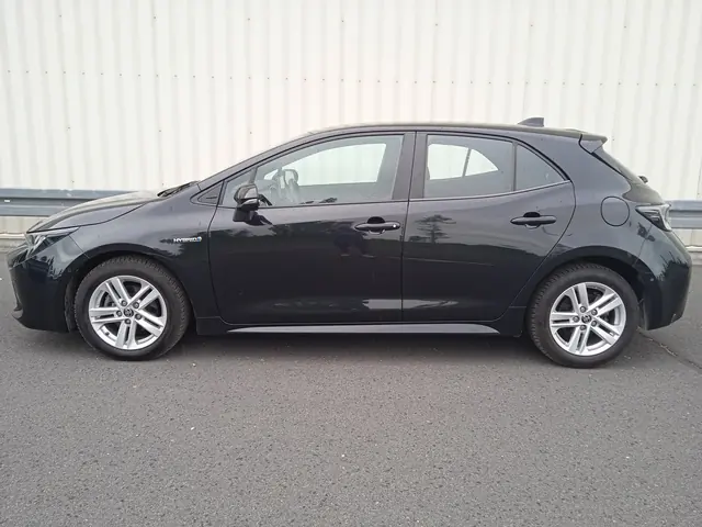 Czarna Toyota Corolla hatchback, sprzedany, widok z boku